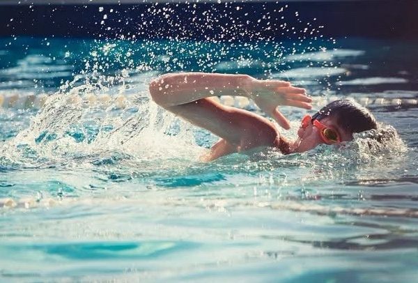 19 iulie, Ziua Națională a Înotului. Piteștiul își amintește de generațiile crescute în Bazinul Olimpic