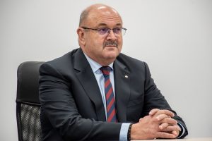 Președintele Ion Mînzînă și ziariștii porno