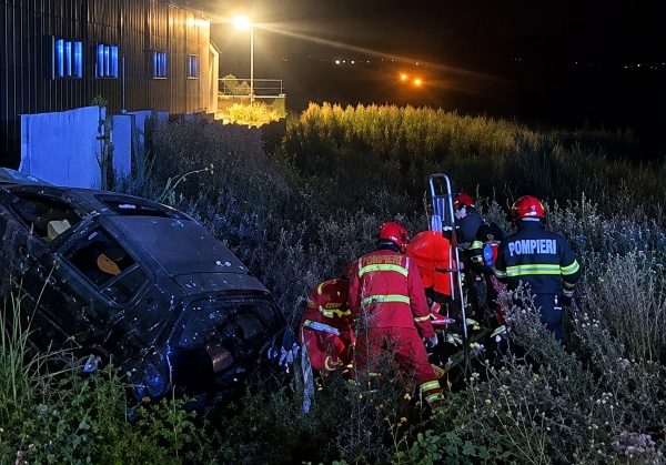 Patru tineri au ajuns la spital după ce mașina în care se aflau s-a răsturnat. Șoferul avea 19 ani