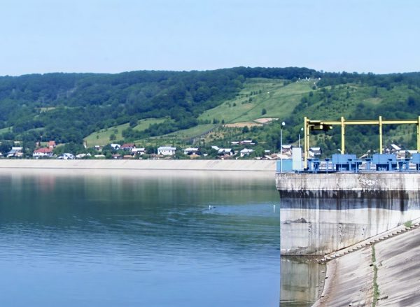 Scafandrii au intervenit în Lacul Budeasa pentru curățarea zonei de captare a apei pentru Pitești