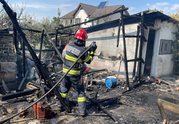 Explozie urmată de incendiu, într-o comună din Argeș. O femeie de 72 de ani a ajuns la spital