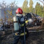 Casă făcută scrum la Vâlcea. Trei butelii cu gaz, scoase din locuință de pompieri
