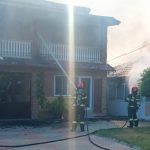 Incendiu într-o gospodărie din Poiana Lacului. Trei persoane au avut nevoie de îngrijiri
