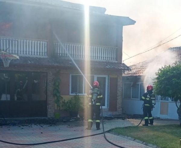 Incendiu într-o gospodărie din Poiana Lacului. Trei persoane au avut nevoie de îngrijiri