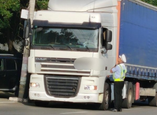 11 șoferi de mașini de mare tonaj, amendați după ce au intrat cu camioanele în zone cu restricții, la Pitești