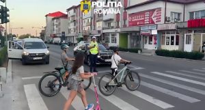 VIDEO. Acțiune de prevenire pentru bicicliști, trotinetiști și motocicliști, la Topoloveni