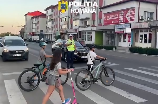 VIDEO. Acțiune de prevenire pentru bicicliști, trotinetiști și motocicliști, la Topoloveni