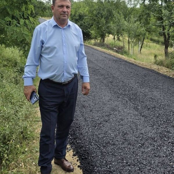 Primăria Păușești Măglași modernizează strada Valea Viei. S-a turnat primul strat de asfalt