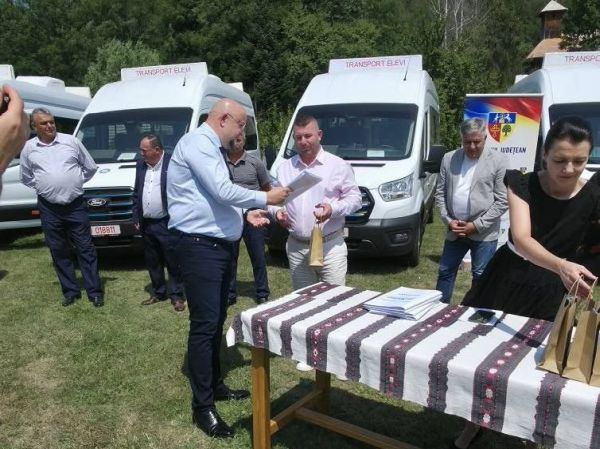 Transportul elevilor din Mateești se va face de acum cu un mijloc de transport modern, un microbuz electric