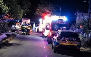 Patru tineri au ajuns la spital după ce mașina în care se aflau a intrat într-un cap de pod