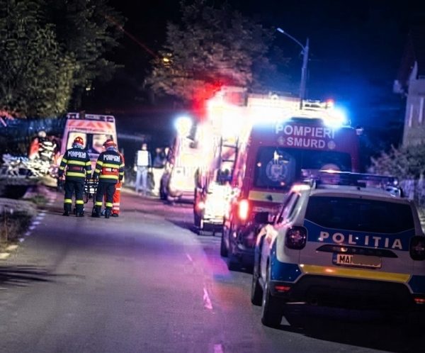 Patru tineri au ajuns la spital după ce mașina în care se aflau a intrat într-un cap de pod