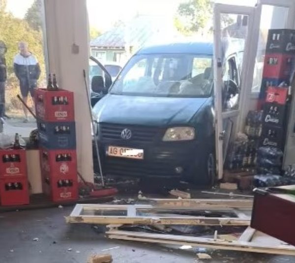 Șofer din Argeș, reținut în Gorj, după ce a intrat cu mașina într-un magazin. Era beat și avea permisul suspendat