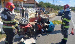 Un bărbat a murit după ce un autoturism a lovit un motocultor