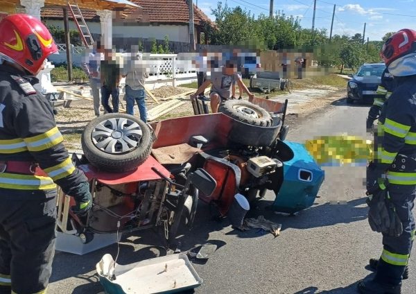 Un bărbat a murit după ce un autoturism a lovit un motocultor