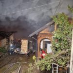 VIDEO. Incendiu violent într-o gospodărie din Argeș. Două case și zeci de tone de furaje&hellip;