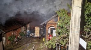 VIDEO. Incendiu violent într-o gospodărie din Argeș. Două case și zeci de tone de furaje au fost cuprinse de flăcări