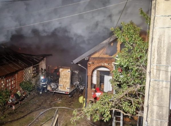 VIDEO. Incendiu violent într-o gospodărie din Argeș. Două case și zeci de tone de furaje au fost cuprinse de flăcări