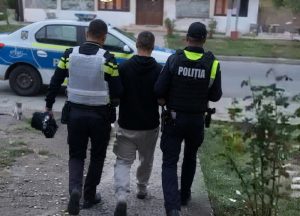 Reținut după ce a atacat o mașină cu un motofierăstrău și l-a amenințat pe șofer