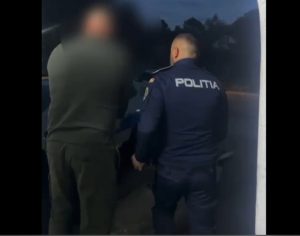 Și-a agresat iubita și a amenințat-o cu moartea. Tânăr de 25 de ani, reținut