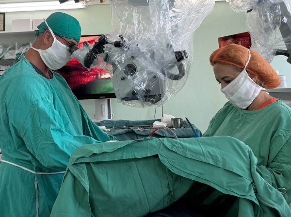 Microscop 3D de ultimă generație, testat la Neurochirurgia din Pitești. Spitalul vrea să-l cumpere în 2027