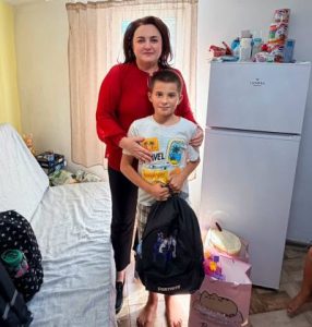 Senatorul Andra Bica a oferit ghiozdane și rechizite elevilor din Ionești, comuna sa natală