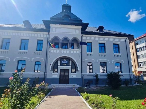 Florinel Constantinescu: La Călimănești, primul clopoțel a răsunat într-o școală înnoită, modernă și primitoare!