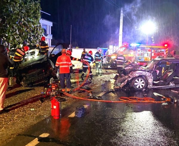 Accident grav pe DN 67, în Vâlcea. Trei tineri au murit, iar alte două persoane au fost rănite