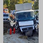 Patru bărbați, la spital după ce o autoutilitară a intrat într-un cap de pod