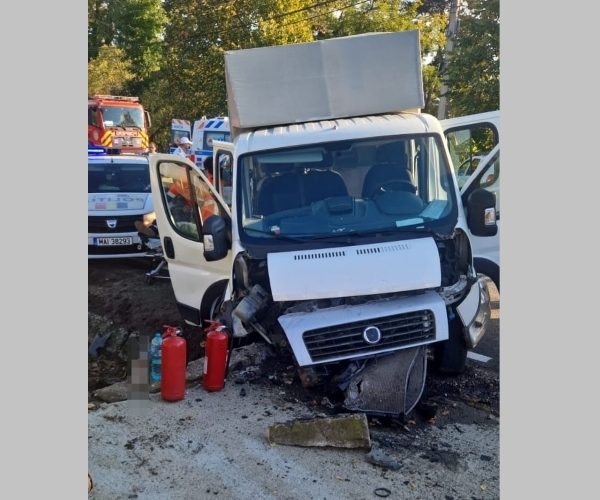 Patru bărbați, la spital după ce o autoutilitară a intrat într-un cap de pod