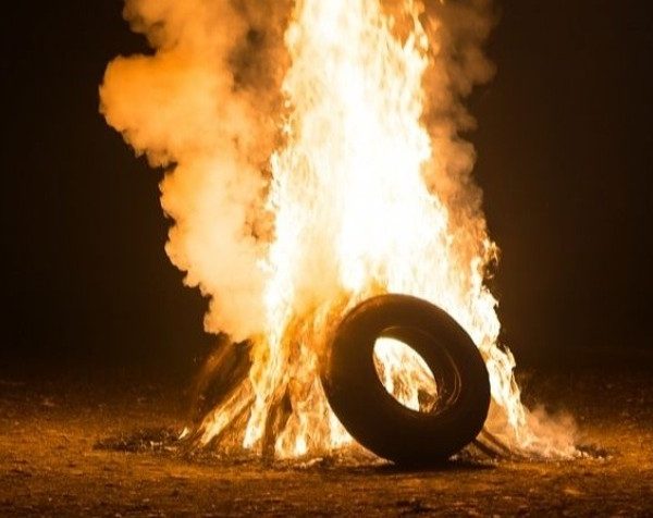 Incendiu scăpat de sub control la Ștefănești. Un pompier ar fi fost lovit, iar două autospeciale au fost avariate