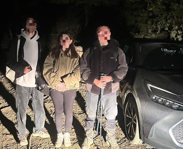 Trei tineri s-au rătăcit noaptea în munți. Au fost găsiți după 45 de minute de căutări