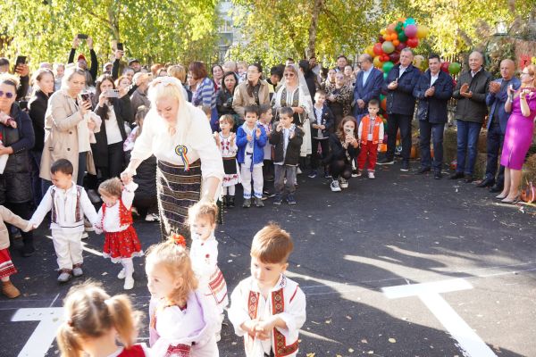 Primarul Mircia Gutău a participat la Târgul de Toamnă organizat de copiii de la Grădinița Nord 1