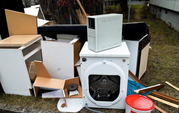 Vineri, sâmbătă și duminică râmnicenii pot scăpa gratuit de deșeurile voluminoase și de echipamentele electrice și electronice stricate